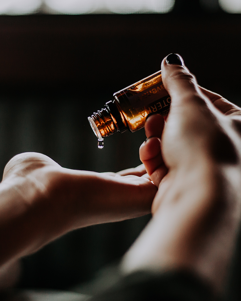 Application d'une huile de massage à l'institut Astry Beauty